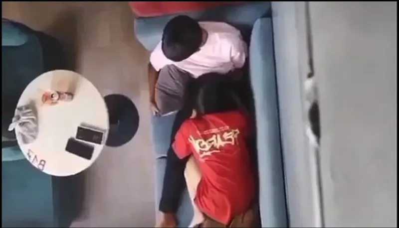 Quay lén em ghệ mút bú cho người yêu nơi công cộng