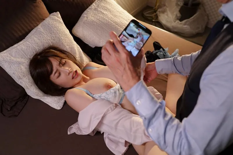 Tiền bối chuốc thuốc em thư ký bắt nắc cả đêm khi đi công tác xa